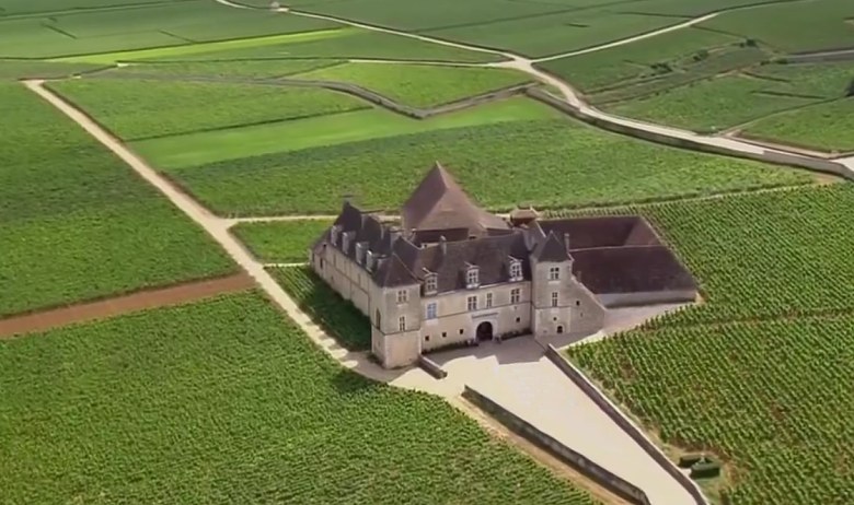 Vue aérienne du château du Clos de Vougeot