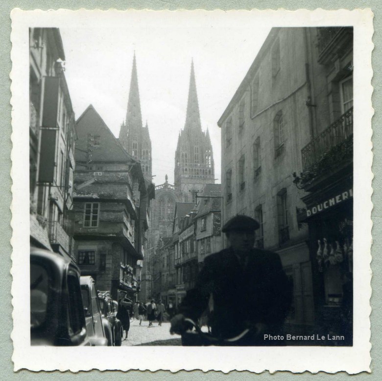 La rue Kéréon et la cathédrale St Corentin le 30 août 1958