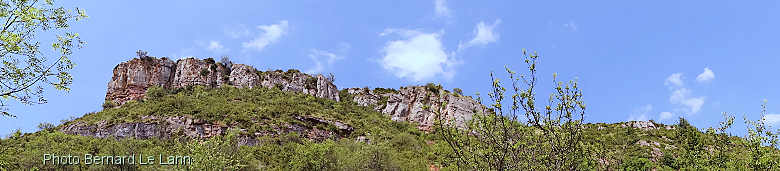 Vue panoramique en gravissant la roche de Solutré 
